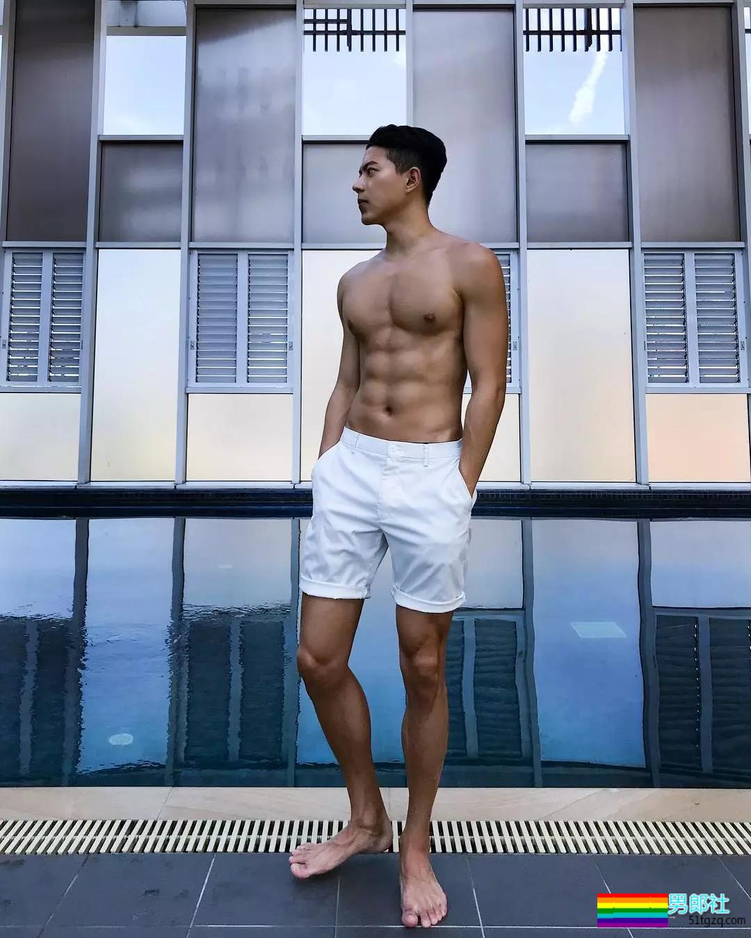 完美比例筋肉小狼狗浴室照简直勾人！天菜网红男模被摄影师疯狂邀约！ - 51虹马