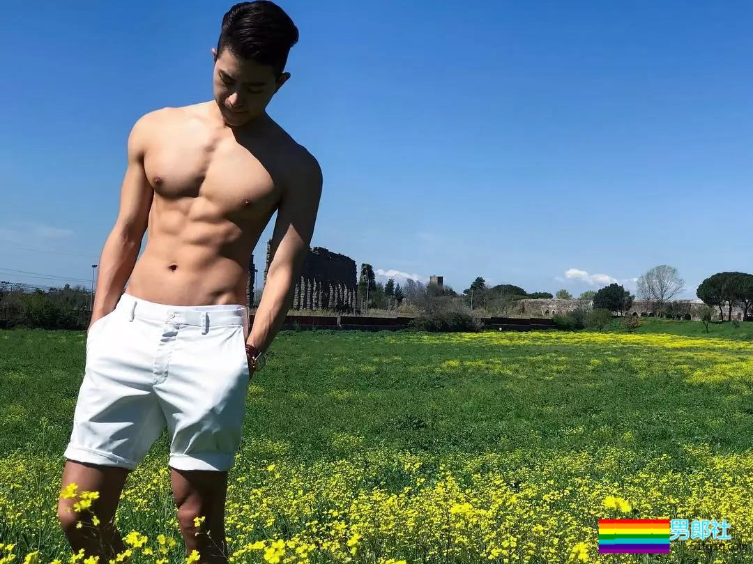 完美比例筋肉小狼狗浴室照简直勾人！天菜网红男模被摄影师疯狂邀约！ - 51虹马