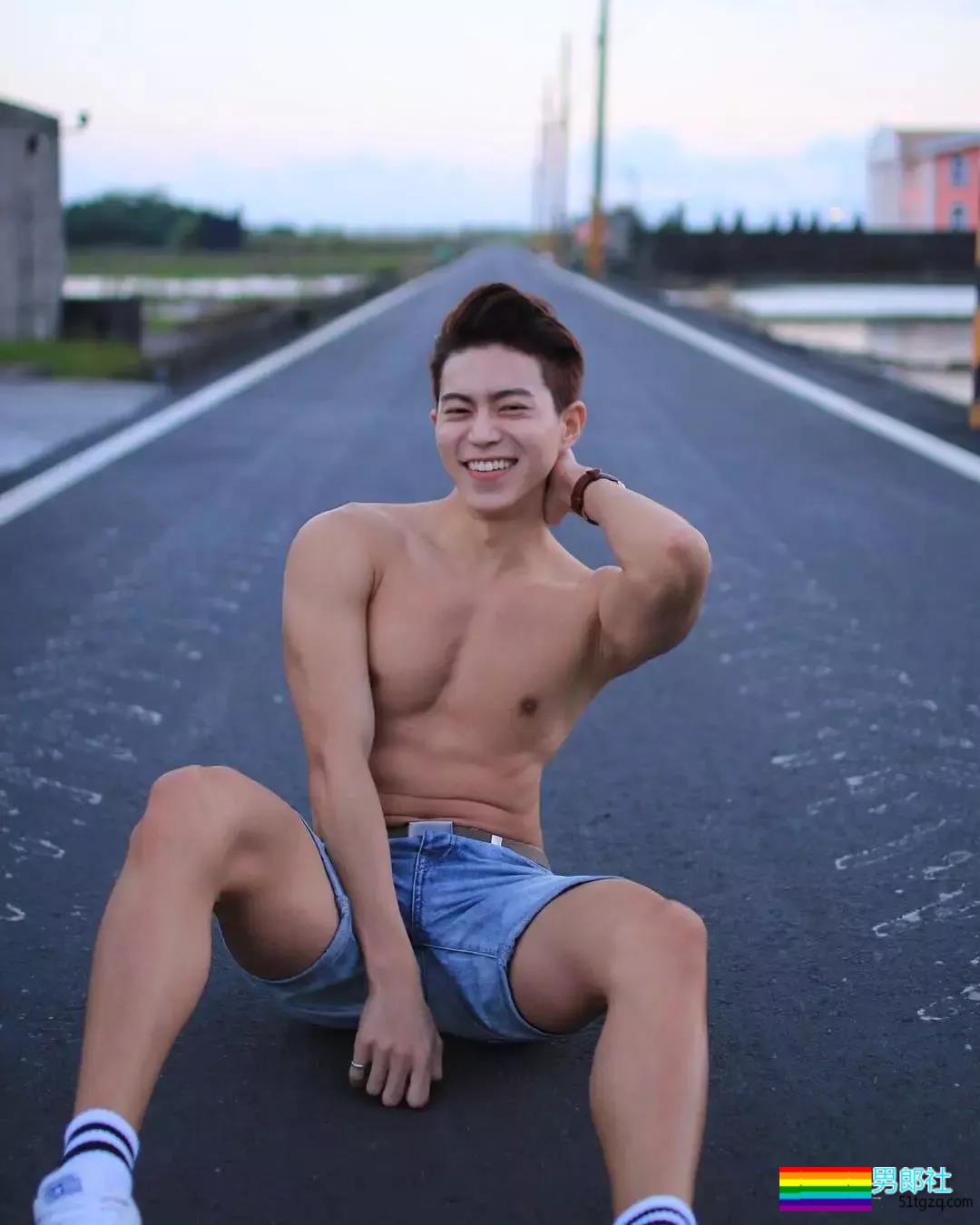 完美比例筋肉小狼狗浴室照简直勾人！天菜网红男模被摄影师疯狂邀约！ - 51虹马