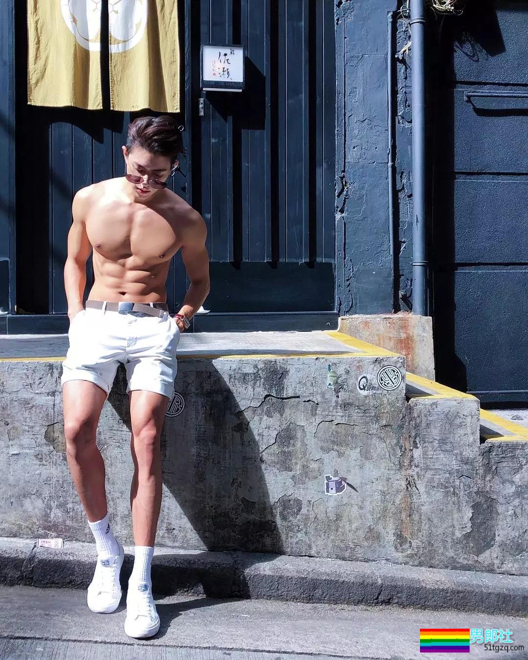 完美比例筋肉小狼狗浴室照简直勾人！天菜网红男模被摄影师疯狂邀约！ - 51虹马