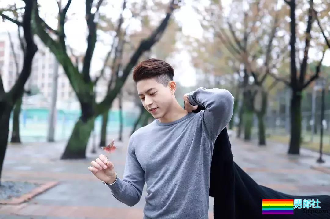 完美比例筋肉小狼狗浴室照简直勾人！天菜网红男模被摄影师疯狂邀约！ - 51虹马