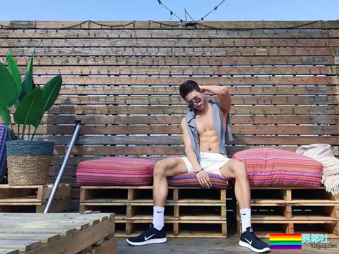 完美比例筋肉小狼狗浴室照简直勾人！天菜网红男模被摄影师疯狂邀约！ - 51虹马