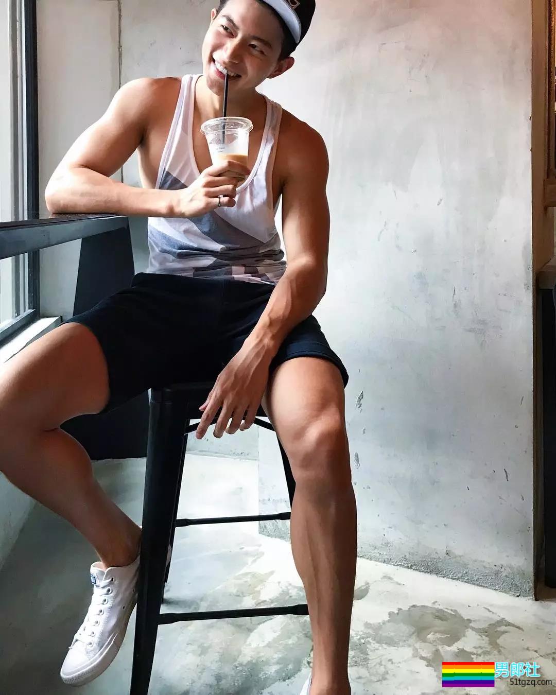 完美比例筋肉小狼狗浴室照简直勾人！天菜网红男模被摄影师疯狂邀约！ - 51虹马