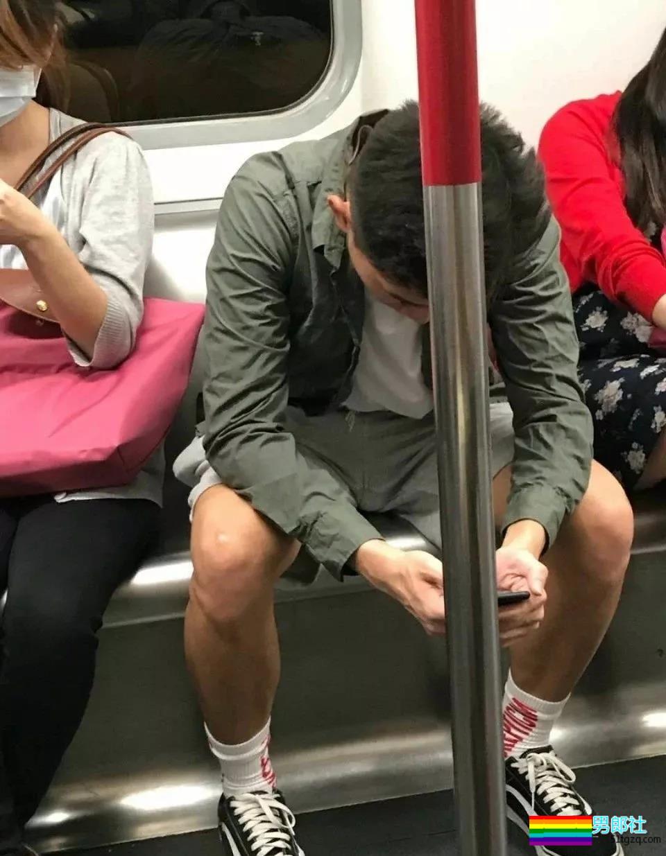 街拍体育生帅哥，有你认识的吗？ - 51虹马