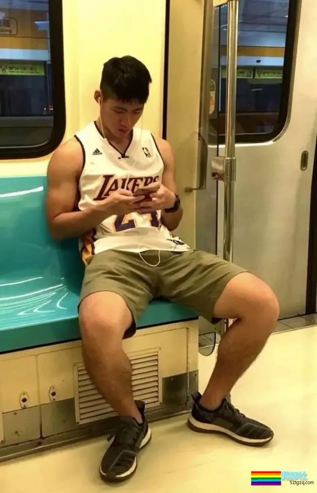 街拍体育生帅哥，有你认识的吗？ - 51虹马