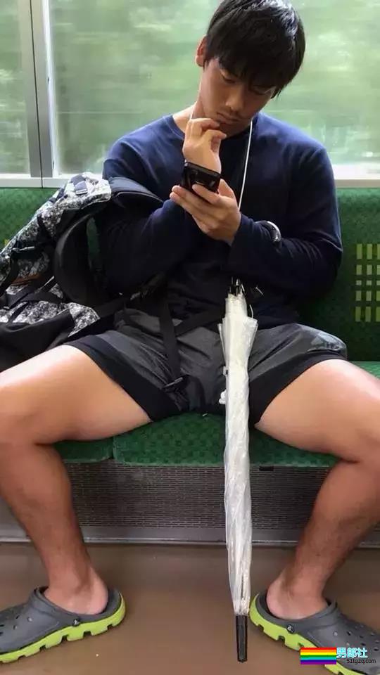 街拍体育生帅哥，有你认识的吗？ - 51虹马