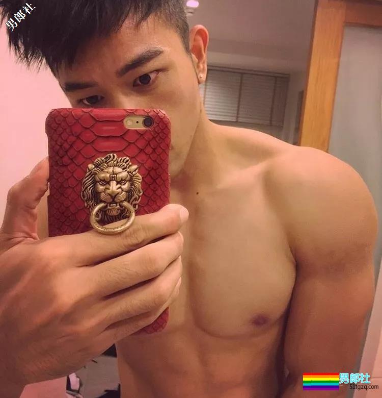 大胸+蜜桃臀筋肉空少撞脸黄景瑜，撑炸衬衫一身腱子肉胸玩年！-51虹马