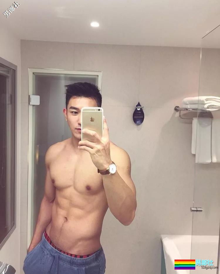 大胸+蜜桃臀筋肉空少撞脸黄景瑜，撑炸衬衫一身腱子肉胸玩年！ - 51虹马