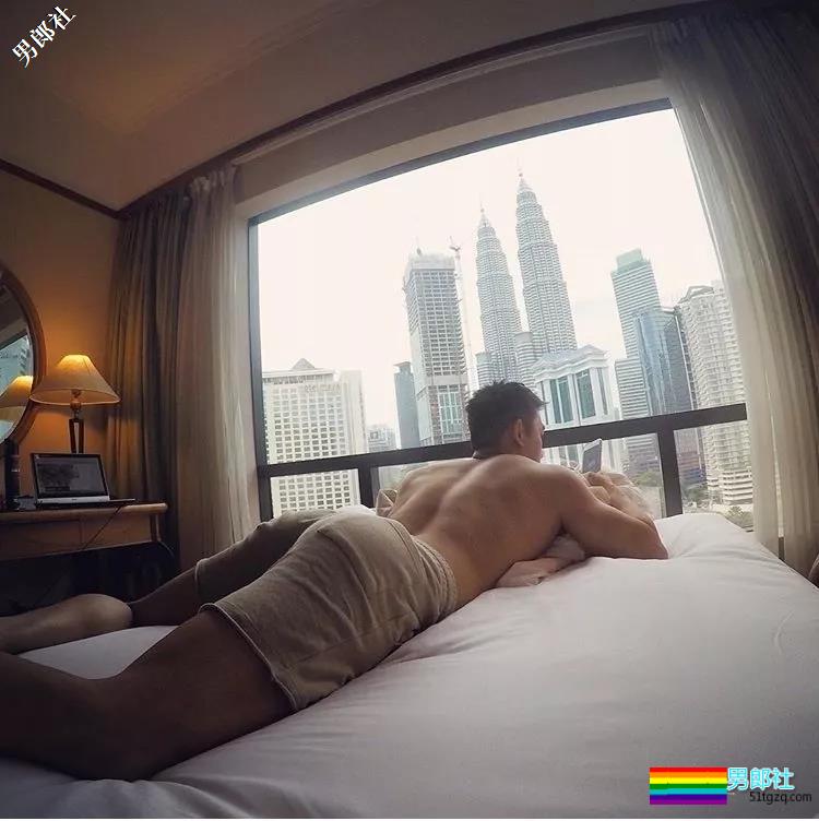 大胸+蜜桃臀筋肉空少撞脸黄景瑜，撑炸衬衫一身腱子肉胸玩年！ - 51虹马