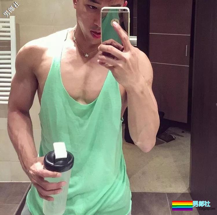 大胸+蜜桃臀筋肉空少撞脸黄景瑜，撑炸衬衫一身腱子肉胸玩年！ - 51虹马