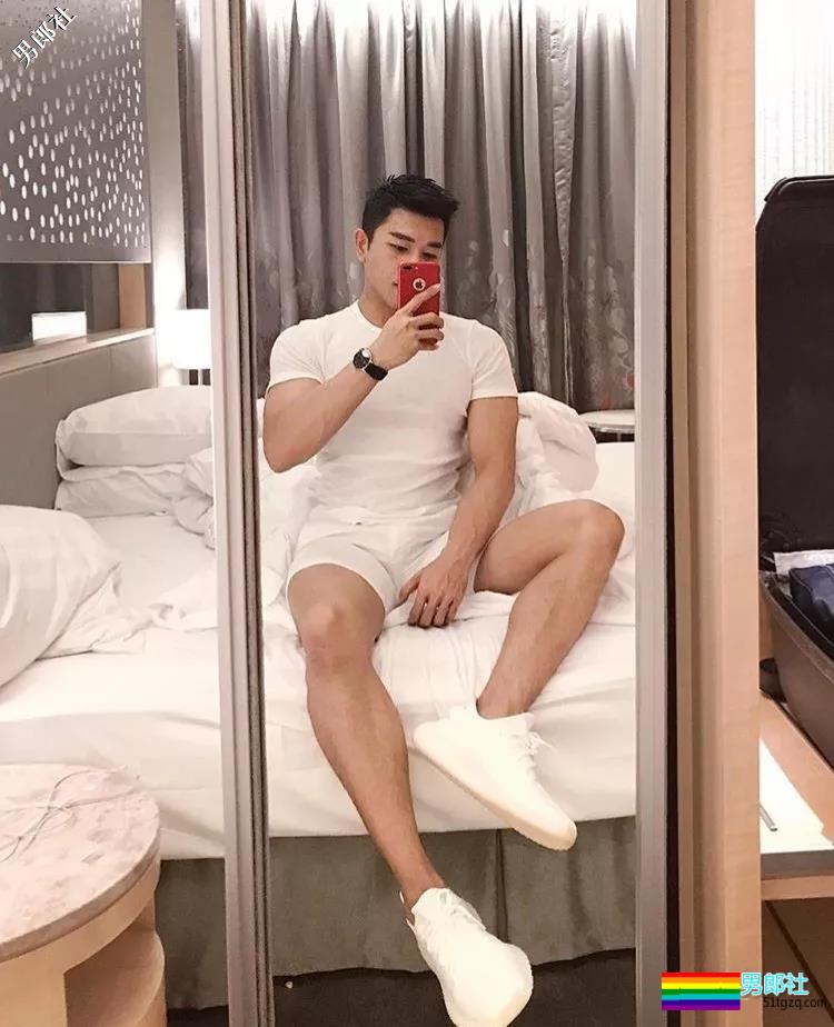 大胸+蜜桃臀筋肉空少撞脸黄景瑜，撑炸衬衫一身腱子肉胸玩年！ - 51虹马