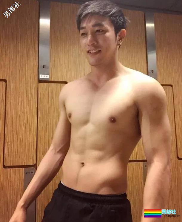 大胸+蜜桃臀筋肉空少撞脸黄景瑜，撑炸衬衫一身腱子肉胸玩年！ - 51虹马