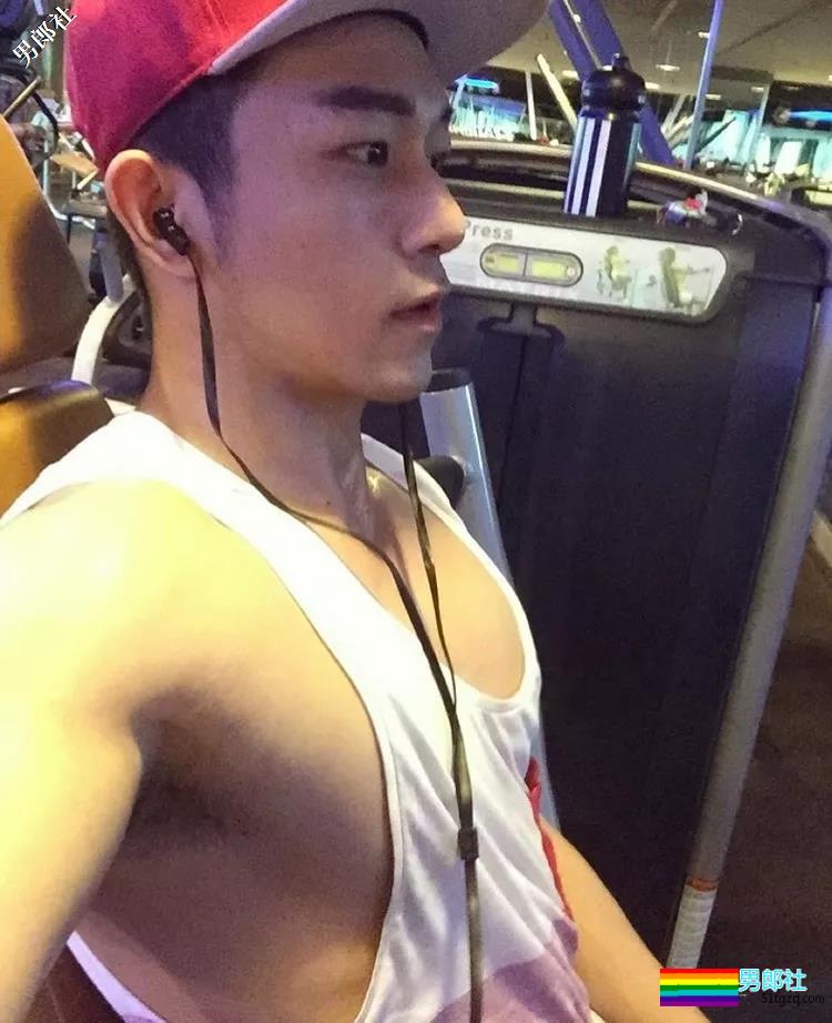 大胸+蜜桃臀筋肉空少撞脸黄景瑜，撑炸衬衫一身腱子肉胸玩年！ - 51虹马