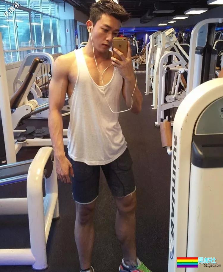 大胸+蜜桃臀筋肉空少撞脸黄景瑜，撑炸衬衫一身腱子肉胸玩年！ - 51虹马