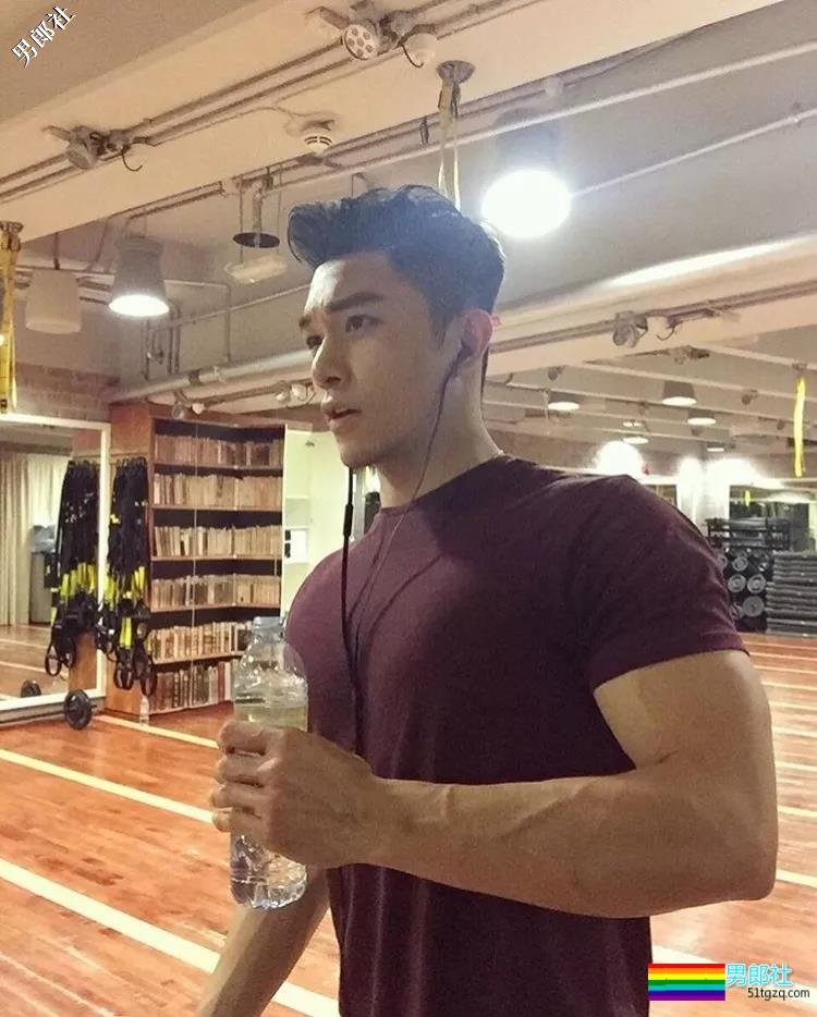 大胸+蜜桃臀筋肉空少撞脸黄景瑜，撑炸衬衫一身腱子肉胸玩年！ - 51虹马