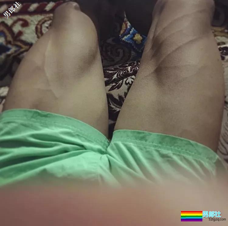 大胸+蜜桃臀筋肉空少撞脸黄景瑜，撑炸衬衫一身腱子肉胸玩年！ - 51虹马