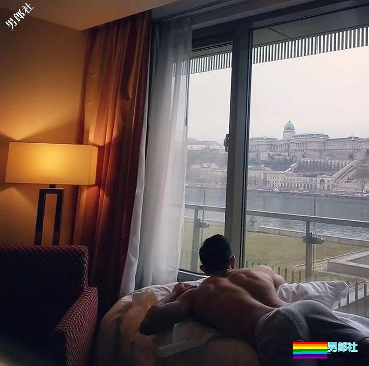 大胸+蜜桃臀筋肉空少撞脸黄景瑜，撑炸衬衫一身腱子肉胸玩年！ - 51虹马