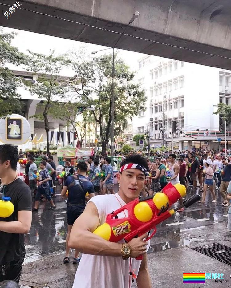 大胸+蜜桃臀筋肉空少撞脸黄景瑜，撑炸衬衫一身腱子肉胸玩年！ - 51虹马