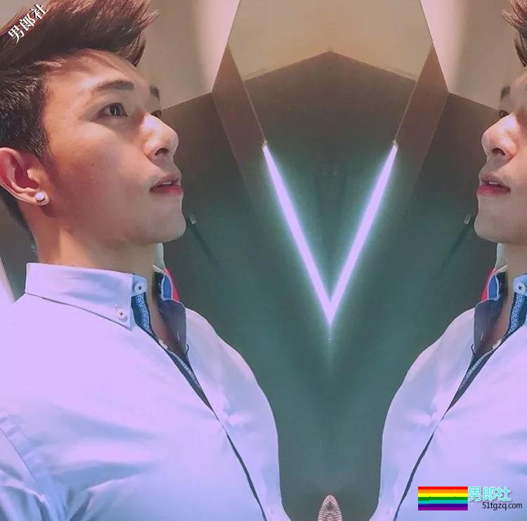 大胸+蜜桃臀筋肉空少撞脸黄景瑜，撑炸衬衫一身腱子肉胸玩年！ - 51虹马