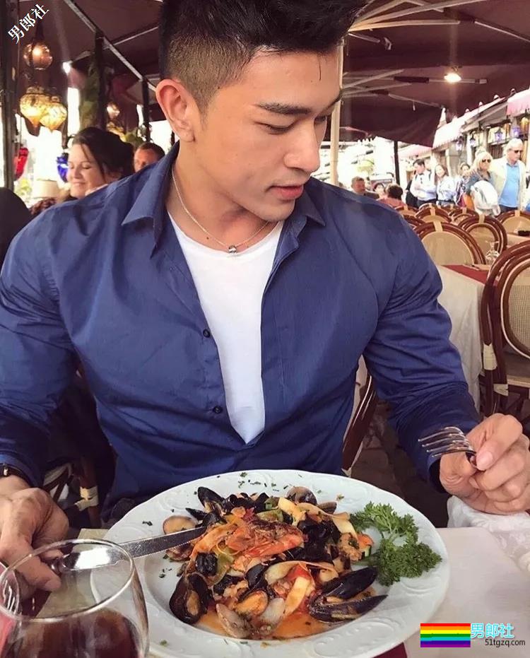 大胸+蜜桃臀筋肉空少撞脸黄景瑜，撑炸衬衫一身腱子肉胸玩年！ - 51虹马