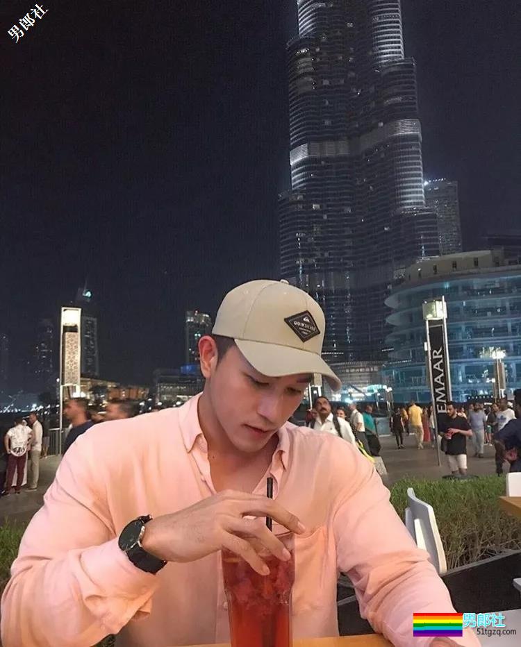 大胸+蜜桃臀筋肉空少撞脸黄景瑜，撑炸衬衫一身腱子肉胸玩年！ - 51虹马