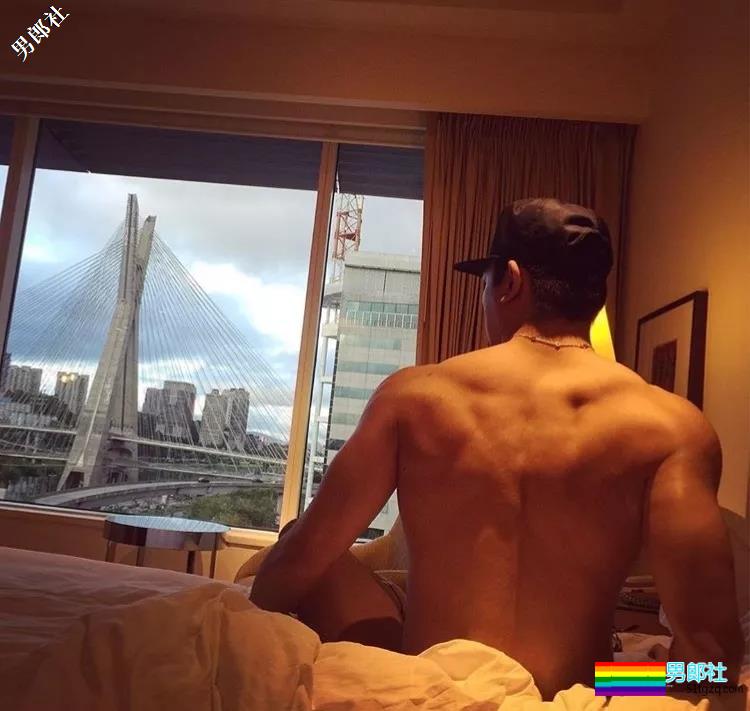 大胸+蜜桃臀筋肉空少撞脸黄景瑜，撑炸衬衫一身腱子肉胸玩年！ - 51虹马