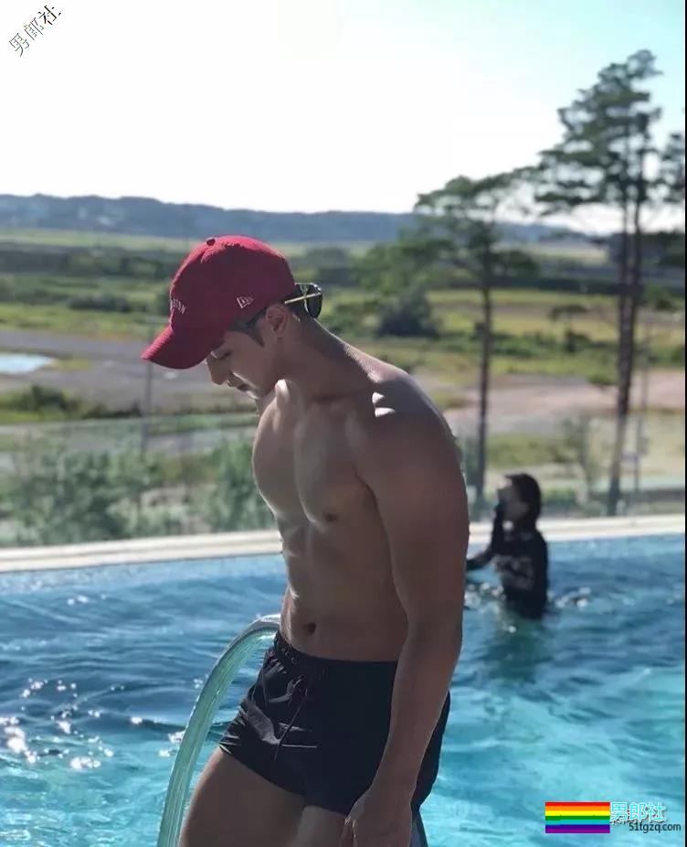 肌肉大长腿完美身材这是何等天菜。 - 51虹马