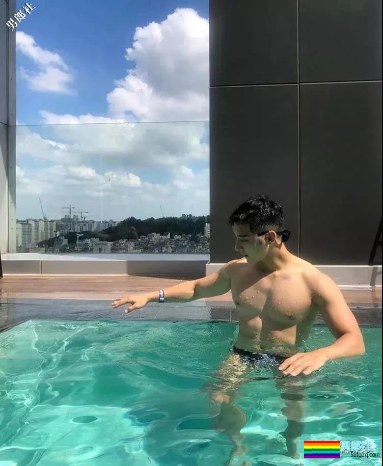 肌肉大长腿完美身材这是何等天菜。 - 51虹马