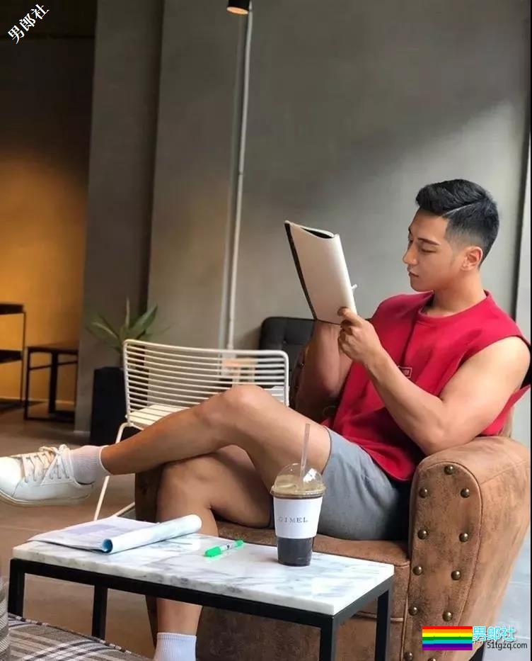 肌肉大长腿完美身材这是何等天菜。 - 51虹马