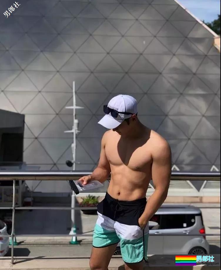 肌肉大长腿完美身材这是何等天菜。 - 51虹马