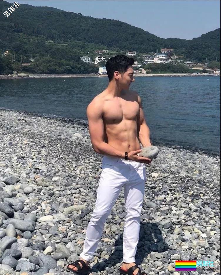 肌肉大长腿完美身材这是何等天菜。 - 51虹马