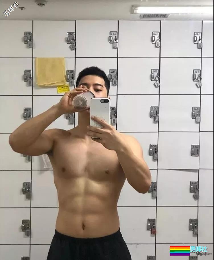 肌肉大长腿完美身材这是何等天菜。 - 51虹马