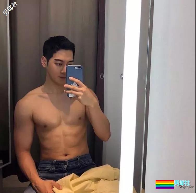 肌肉大长腿完美身材这是何等天菜。 - 51虹马