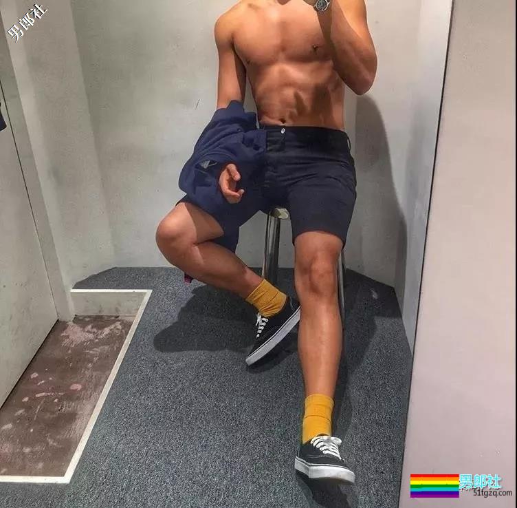 肌肉大长腿完美身材这是何等天菜。 - 51虹马