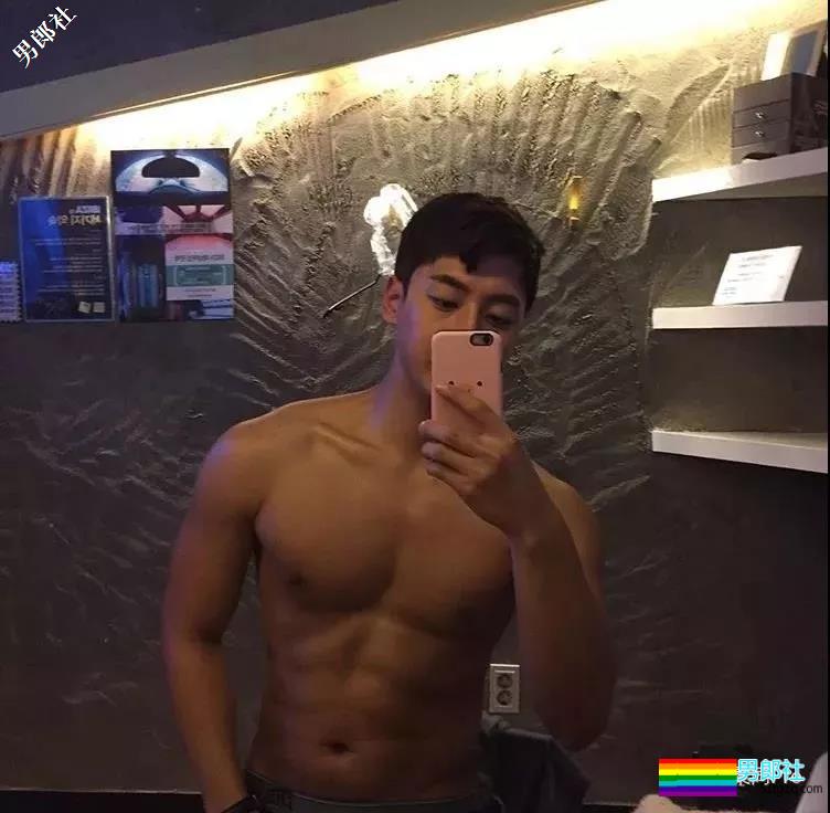 肌肉大长腿完美身材这是何等天菜。 - 51虹马