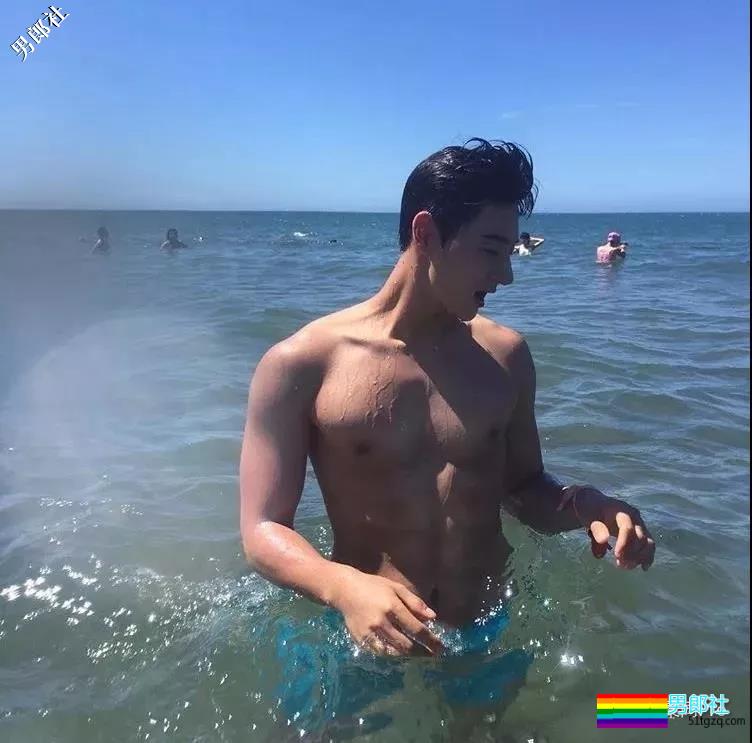 肌肉大长腿完美身材这是何等天菜。 - 51虹马