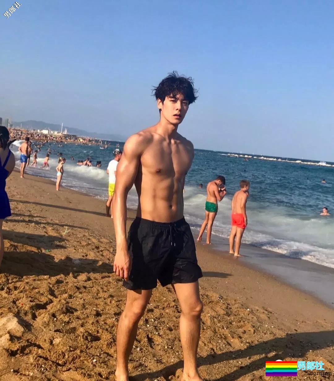 长腿肌肉帅哥海边秀身材惊艳网络，理想男友小狼狗劲瘦结实又帅气！ - 51虹马