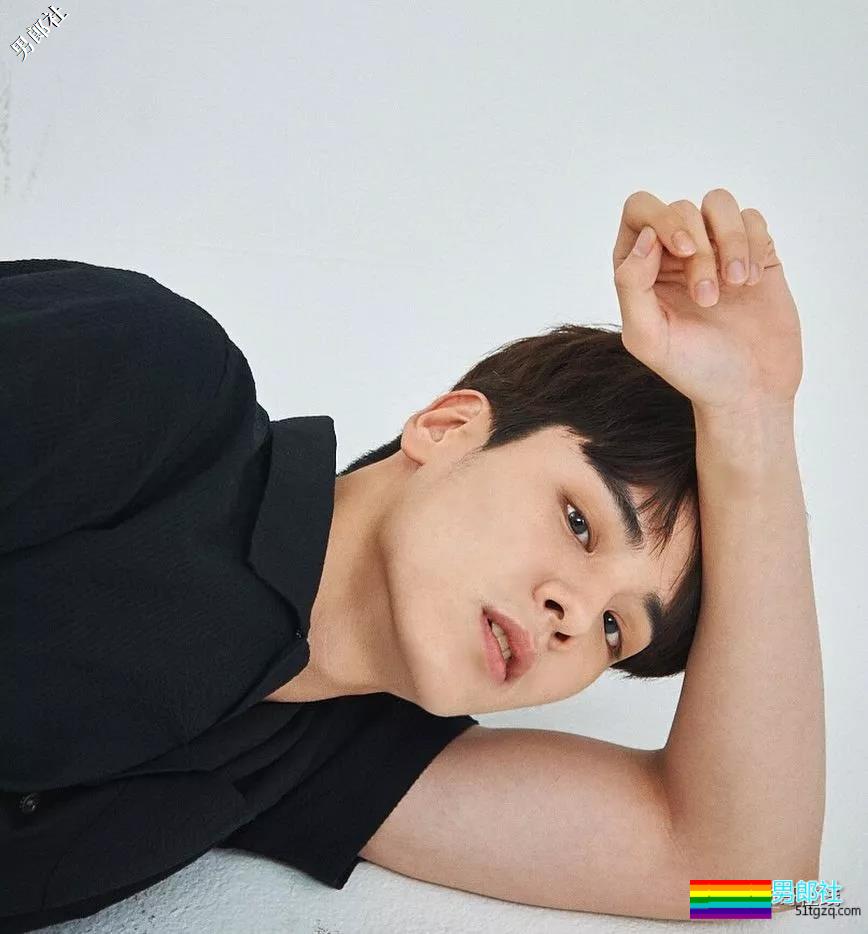 长腿肌肉帅哥海边秀身材惊艳网络，理想男友小狼狗劲瘦结实又帅气！ - 51虹马