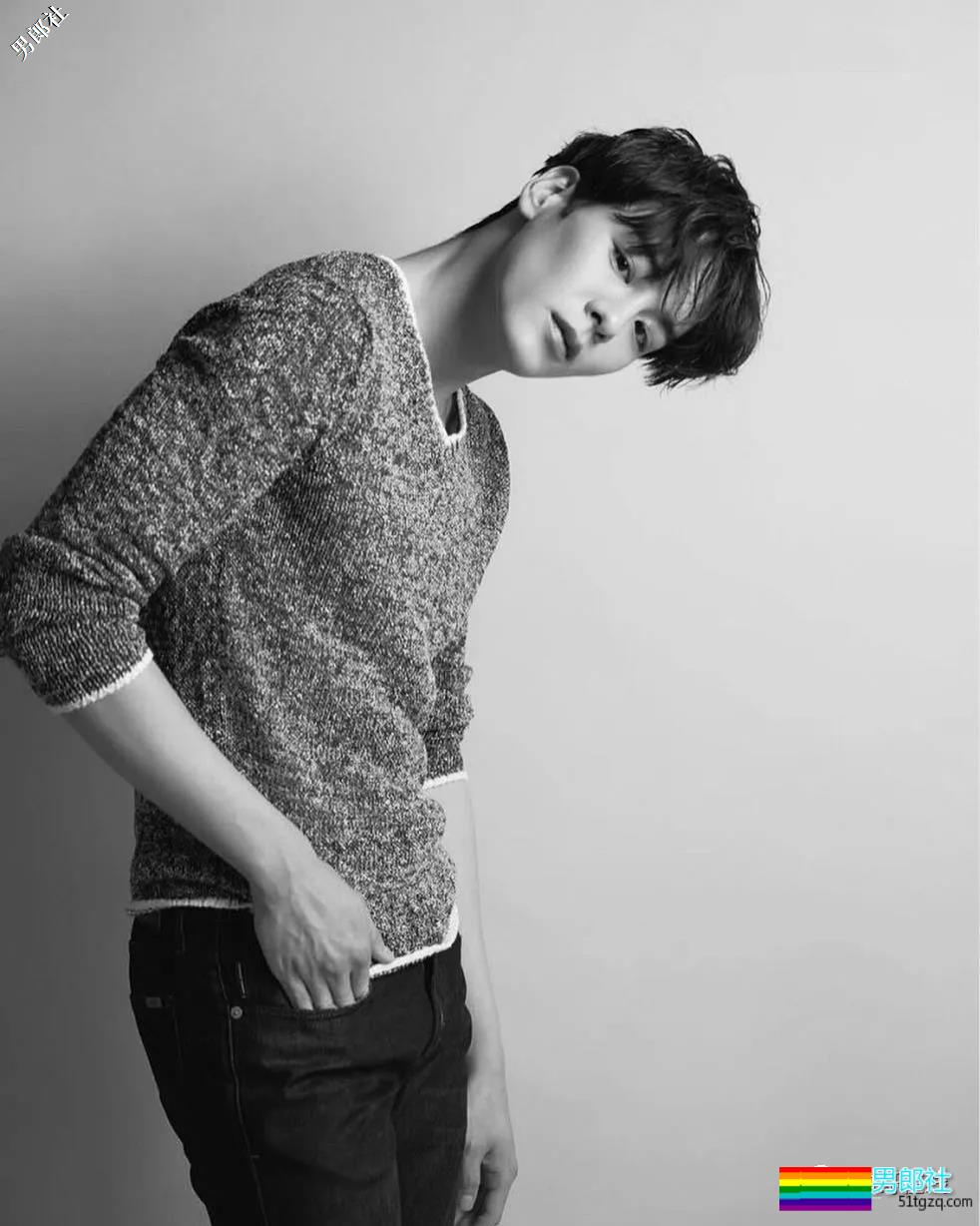 长腿肌肉帅哥海边秀身材惊艳网络，理想男友小狼狗劲瘦结实又帅气！ - 51虹马