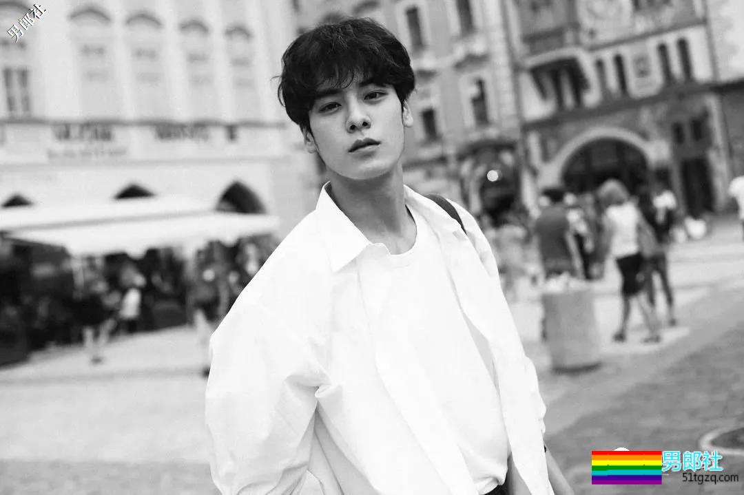 长腿肌肉帅哥海边秀身材惊艳网络，理想男友小狼狗劲瘦结实又帅气！ - 51虹马