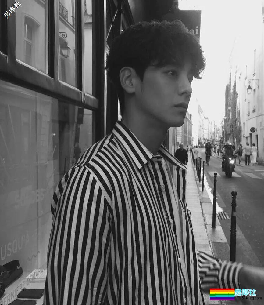 长腿肌肉帅哥海边秀身材惊艳网络，理想男友小狼狗劲瘦结实又帅气！ - 51虹马