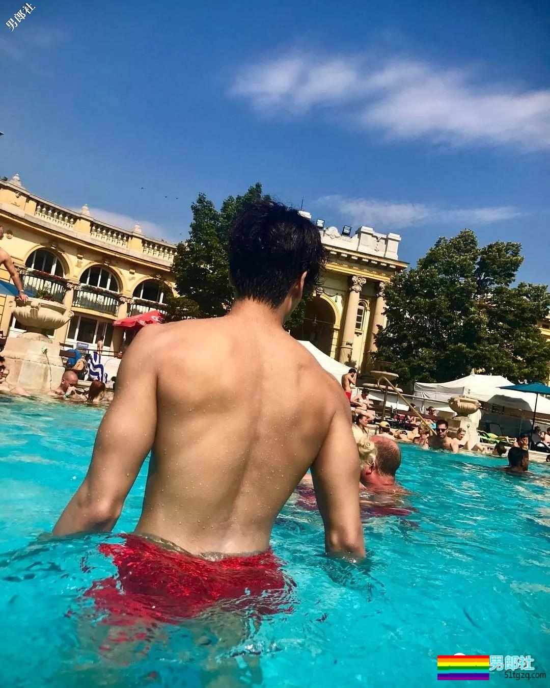 长腿肌肉帅哥海边秀身材惊艳网络，理想男友小狼狗劲瘦结实又帅气！ - 51虹马