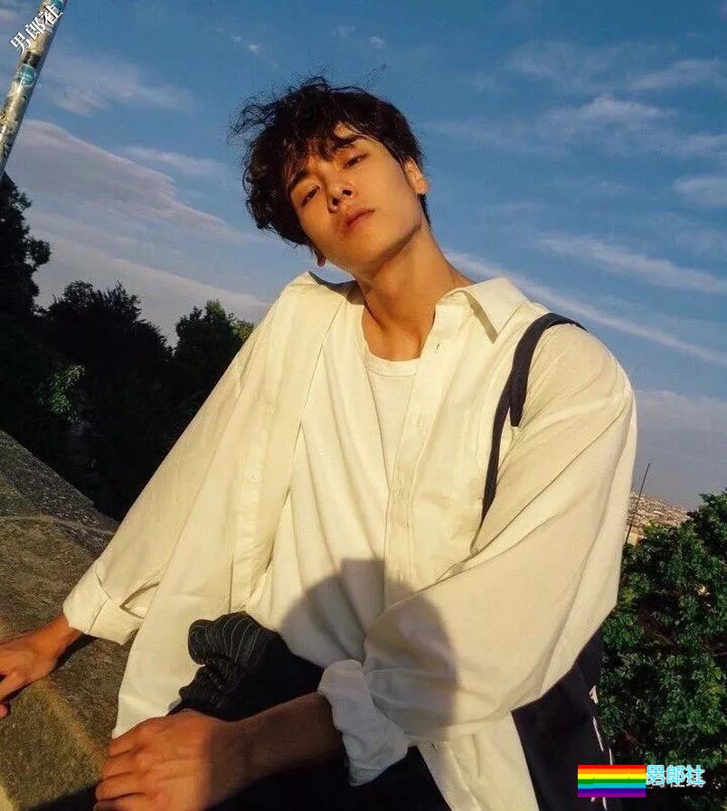 长腿肌肉帅哥海边秀身材惊艳网络，理想男友小狼狗劲瘦结实又帅气！ - 51虹马