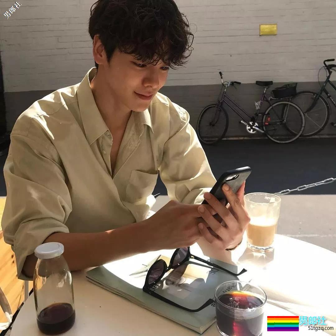 长腿肌肉帅哥海边秀身材惊艳网络，理想男友小狼狗劲瘦结实又帅气！ - 51虹马