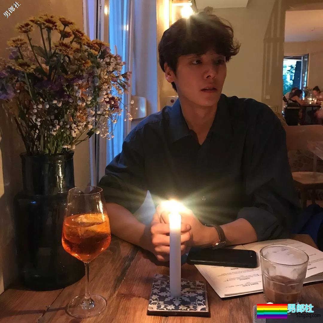 长腿肌肉帅哥海边秀身材惊艳网络，理想男友小狼狗劲瘦结实又帅气！ - 51虹马