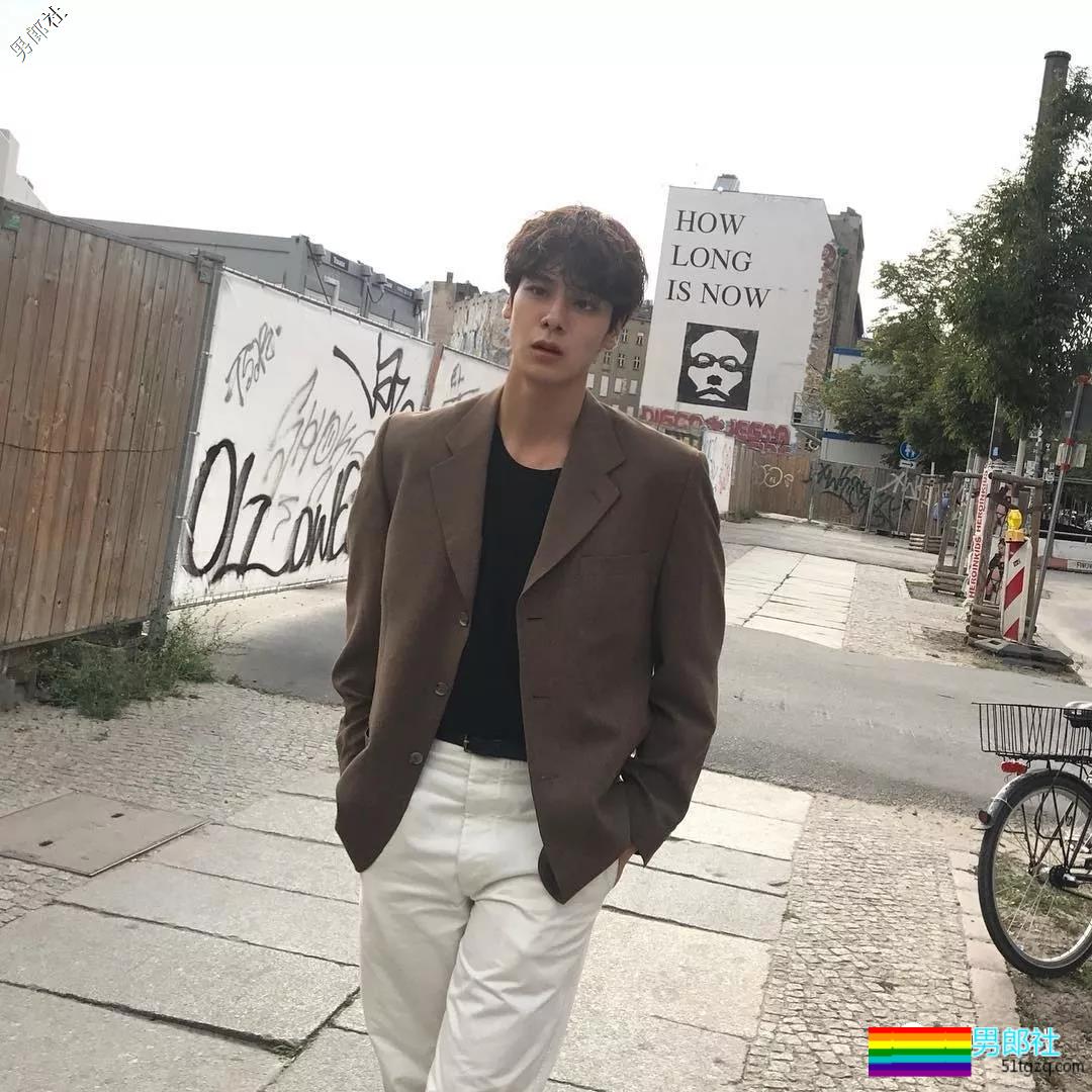 长腿肌肉帅哥海边秀身材惊艳网络，理想男友小狼狗劲瘦结实又帅气！ - 51虹马