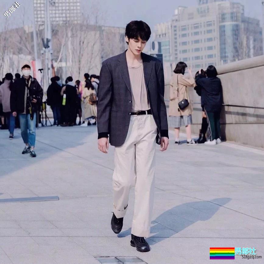 长腿肌肉帅哥海边秀身材惊艳网络，理想男友小狼狗劲瘦结实又帅气！ - 51虹马