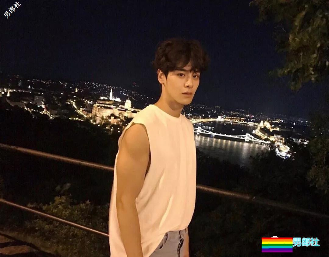 长腿肌肉帅哥海边秀身材惊艳网络，理想男友小狼狗劲瘦结实又帅气！ - 51虹马