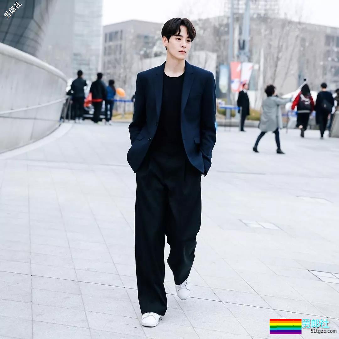 长腿肌肉帅哥海边秀身材惊艳网络，理想男友小狼狗劲瘦结实又帅气！ - 51虹马