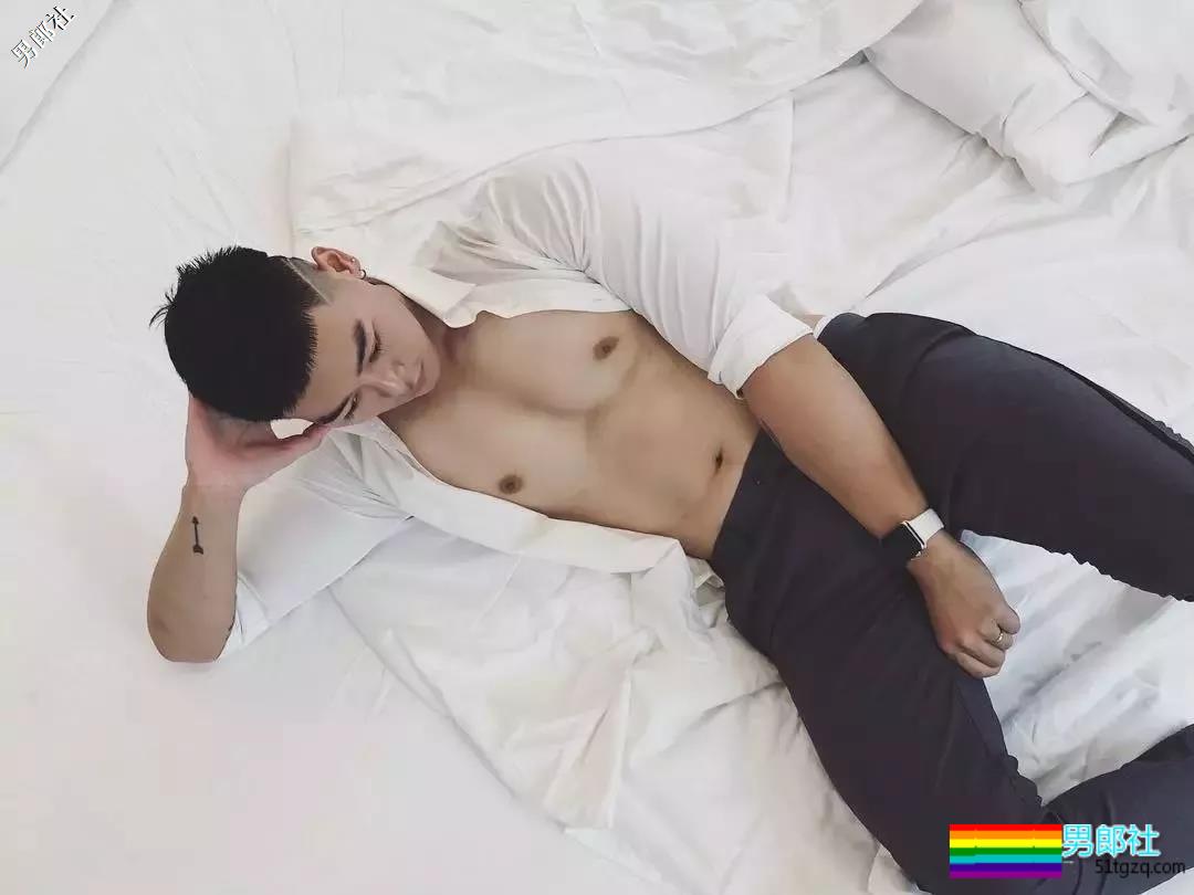 小狼狗模特俬燳秀肌上位网红名媛,腼腆鲜肉的INS原来这么奔放~-51虹马